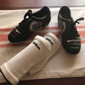 EUC Nike youth Soccer cleats w/shin guards